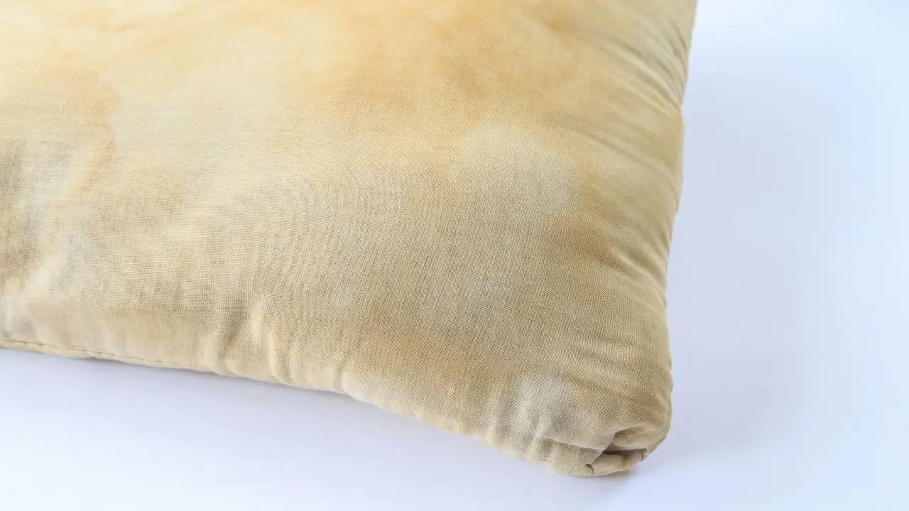 Trovi macchie gialle sul cuscino al mattino? Attenzione a cosa succede durante la notte