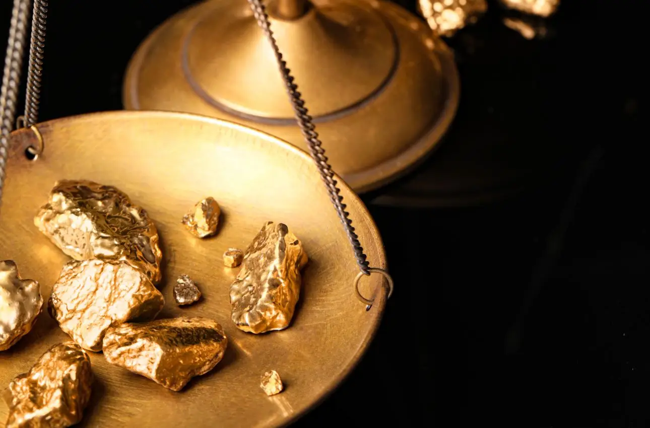 Vuoi investire nell’oro? Ecco i segnali che indicano quando il suo prezzo sta per schizzare