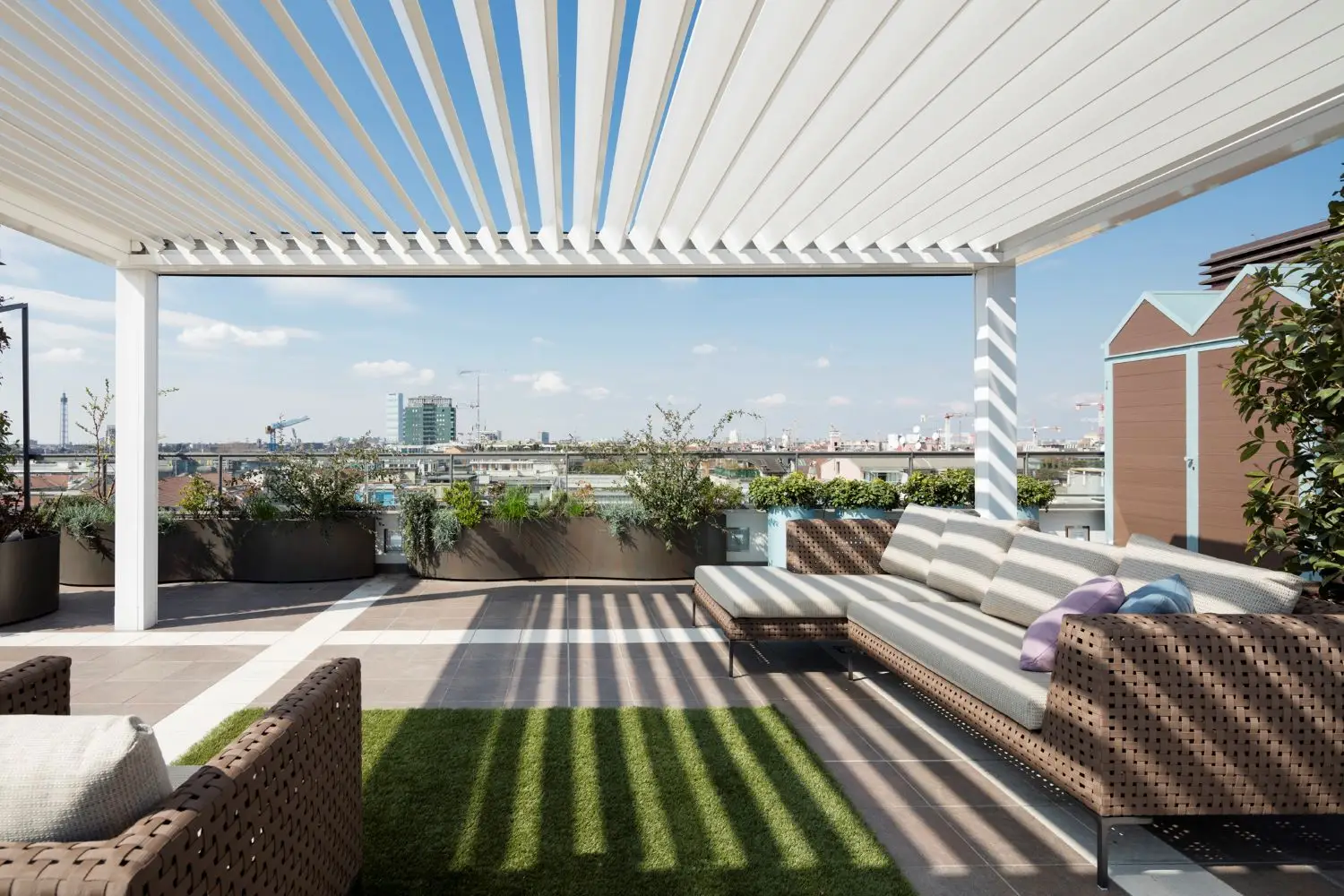 Il tuo terrazzo è sempre ventoso? Ecco come arredarlo senza rinunciare a piante e comfort